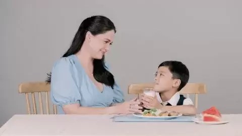 mother eating with kids